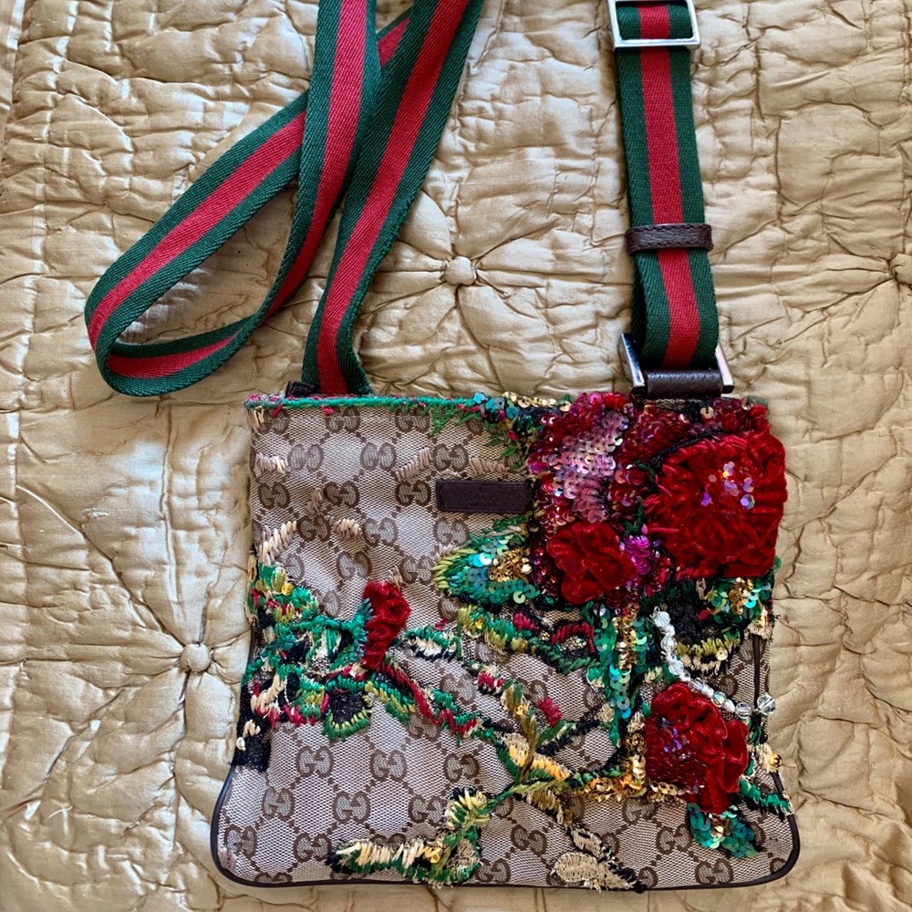 GUCCI Red Green CROSSBODY BAG
Rose embroidery